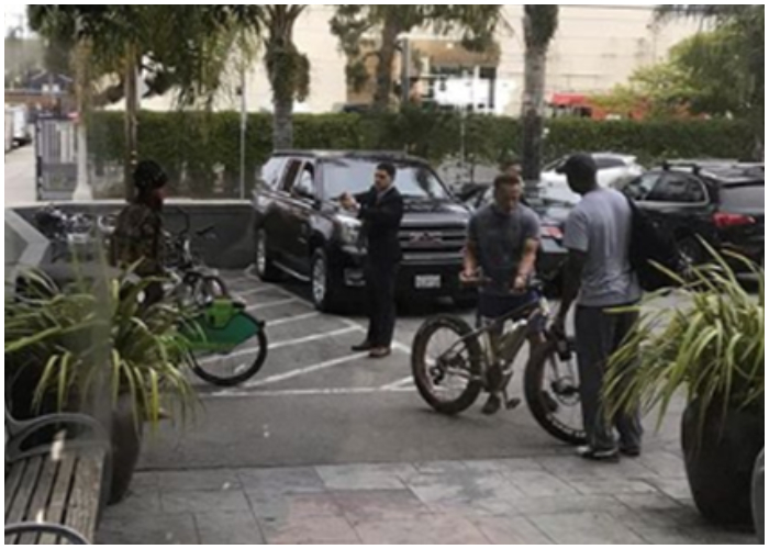 Tras el incidente, Schwarzenegger se marchó en su bicicleta.