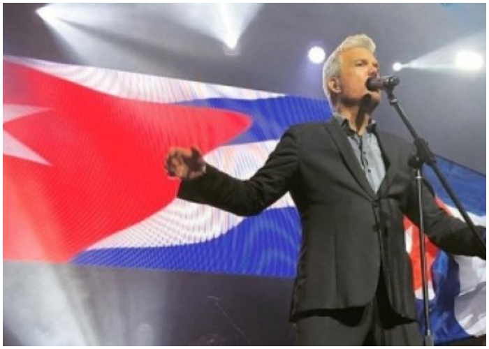 Chirino se ha convertido en la voz de los cubanos alrededor del mundo.