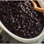 Prepare unos sabrosos frijoles negros cubanos.