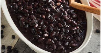 Prepare unos sabrosos frijoles negros cubanos.