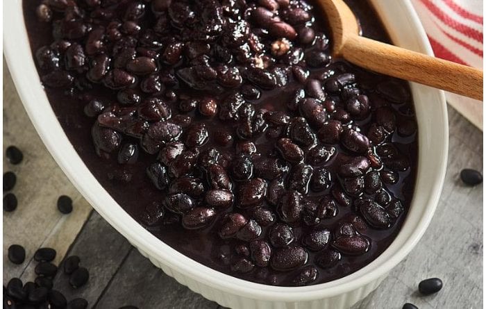 Prepare unos sabrosos frijoles negros cubanos.