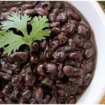 Receta de deliciosos frijoles negros con sabor cubano.