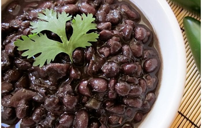 Receta de deliciosos frijoles negros con sabor cubano.