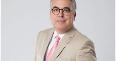 Roberto Cavada es un periodista cubano que trabaja en la televisión dominicana.