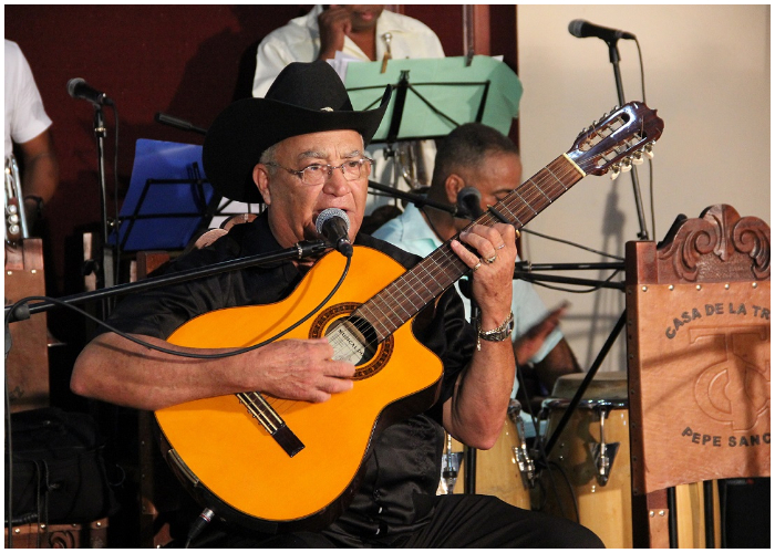 Eliades Ochoa tocando su guitarra de ocho cuerdas.