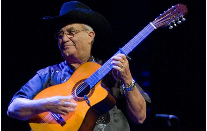 Eliades Ochoa.