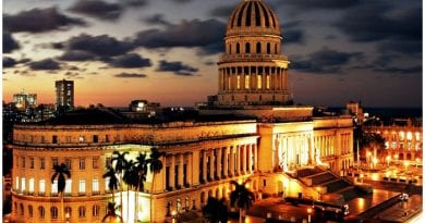 Vista del Capitolio de Cuba durante la noche.