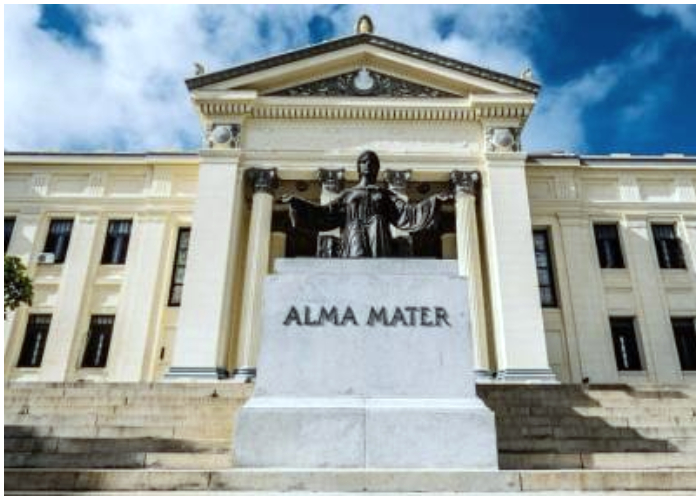 Escultura del Alma Mater en la escalinata de la Universidad de La Habana.