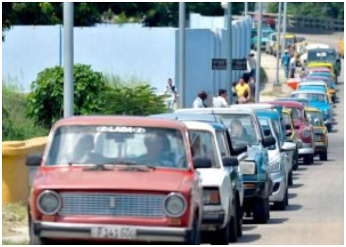 Fuertes colas para surtir gasolina en La Habana.