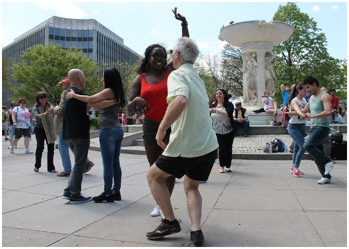 Muchas personas alrededor del mundo bailan la salsa cubana.