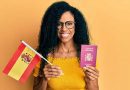 Muchacha-latina-sosteniendo-bandera-y-pasaporte-español