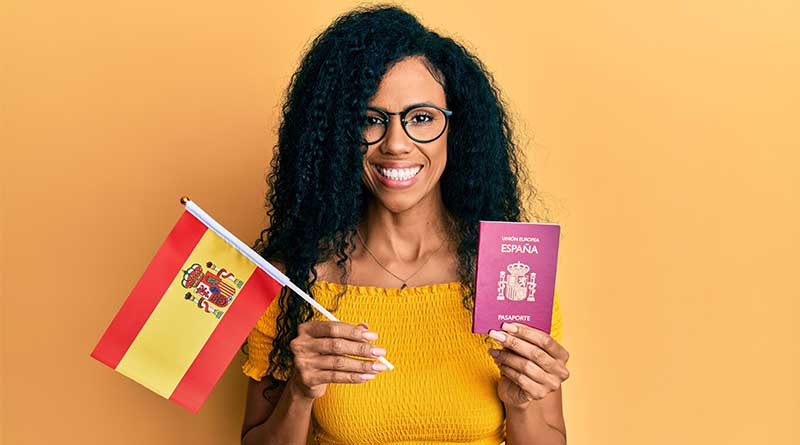 Muchacha-latina-sosteniendo-bandera-y-pasaporte-español