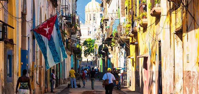 ciudad-la-habana-personas-caminando