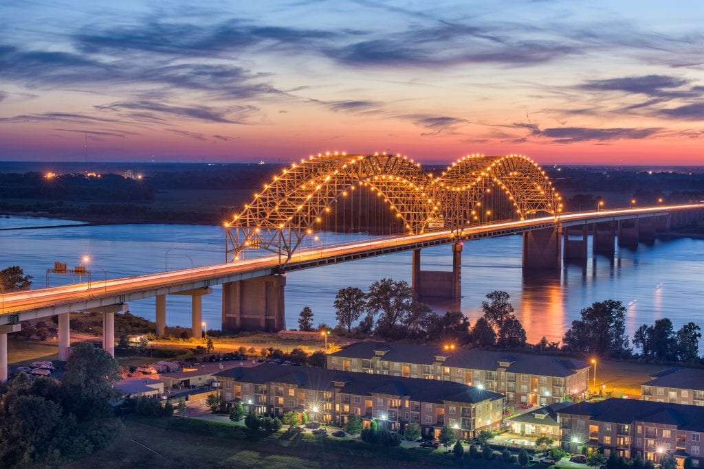 Memphis puente de la ciudad iluminado 