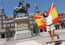 chica con bandera de España en brazos