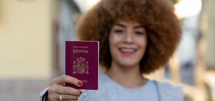 chica-con-pasaporte-español