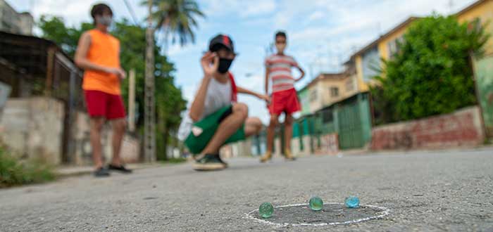 Niños jugando a las bolas, juegos tradicionales de Cuba