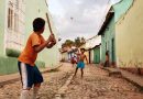 Niños cubanos jugando uno de los juegos tradicionales de Cuba