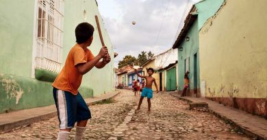 Niños cubanos jugando uno de los juegos tradicionales de Cuba