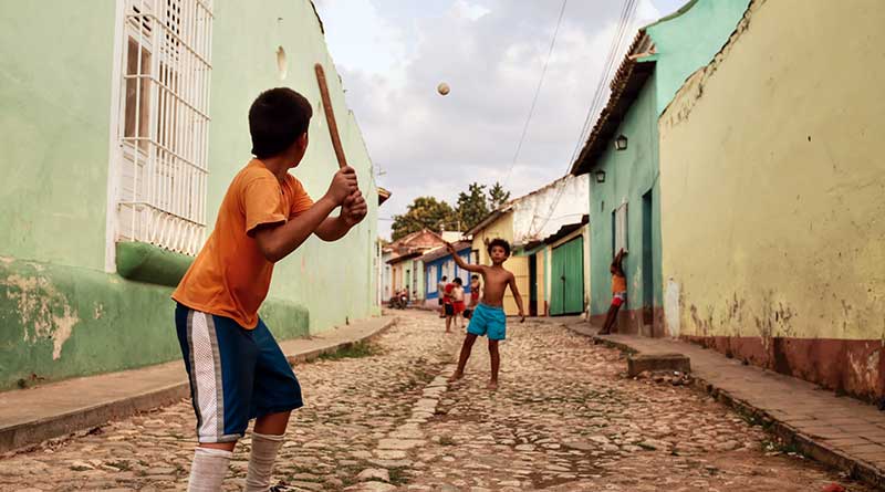 Niños cubanos jugando uno de los juegos tradicionales de Cuba