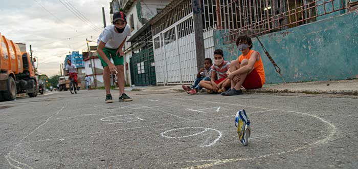 Niños jugando al pon
