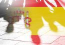 Vivir en España: bandera española y sombra de personas