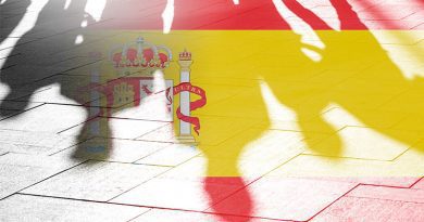Vivir en España: bandera española y sombra de personas