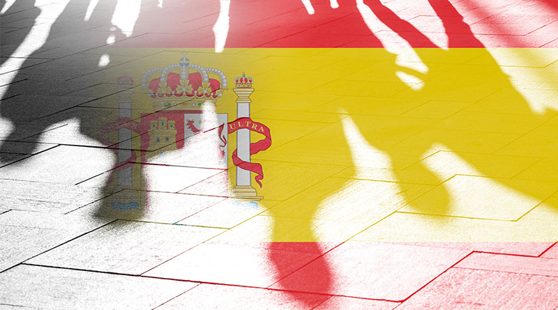 Vivir en España: bandera española y sombra de personas