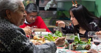 Cubanos en cena familiar