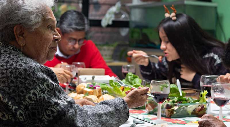 Cubanos en cena familiar