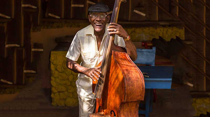cubano-sonriendo-con-instrumento-musical