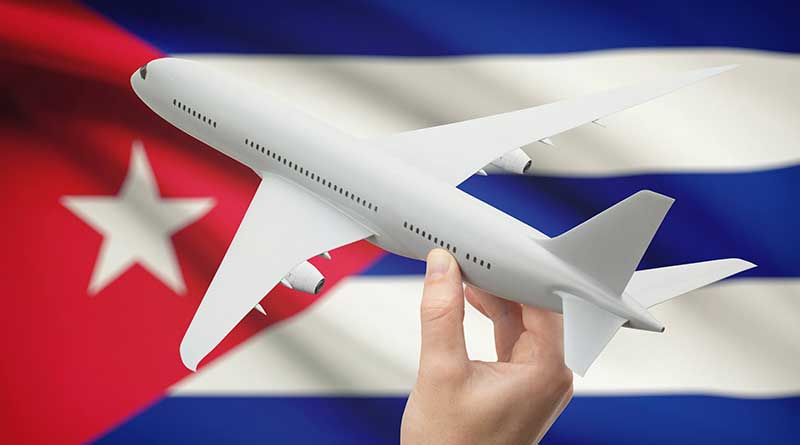 Concepto de viajar a Cuba: avión con bandera cubana de fondo