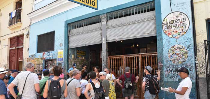 turistas-afuera-de-la-bodeguita