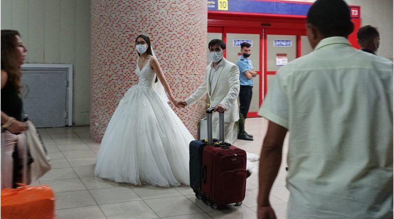 Novios boda cuba aeropuerto