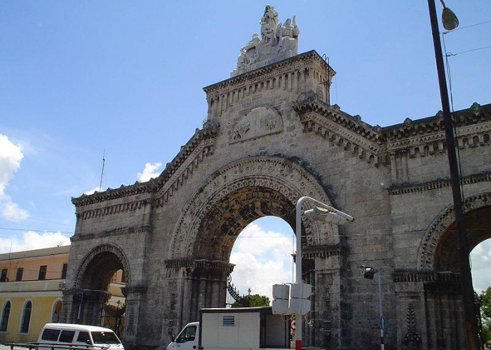primera tumba cementerio colon