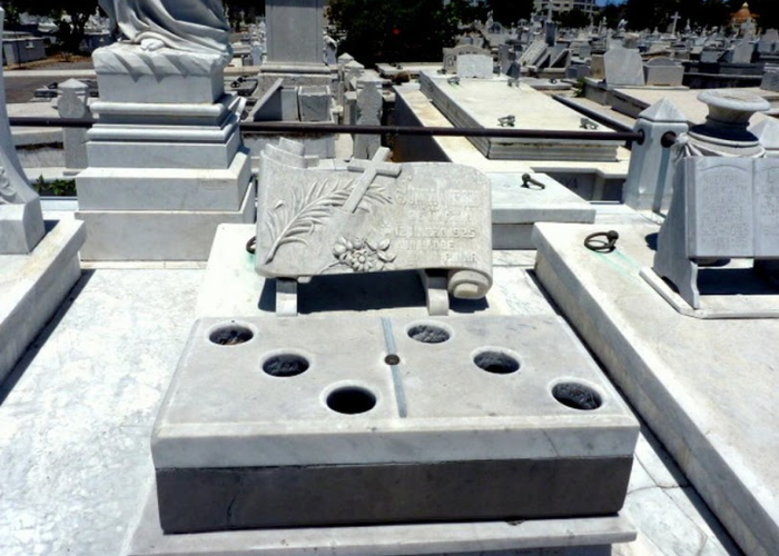 tumba domino cementerio colon