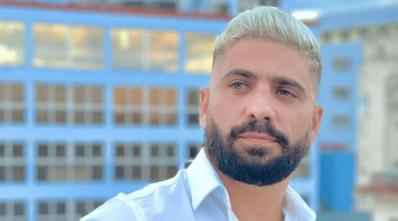 Alejandro Cuervo consulta a sus fans sun nuevo look