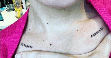 Claudia Valdés muestra el tatuaje de su cuerpo en homenaje a sus abuelas