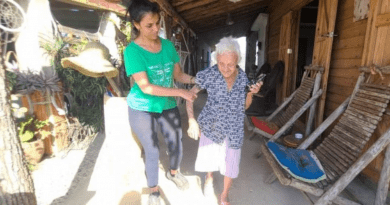 Una anciana cubana de 102 años que disfruta del tabaco y el café