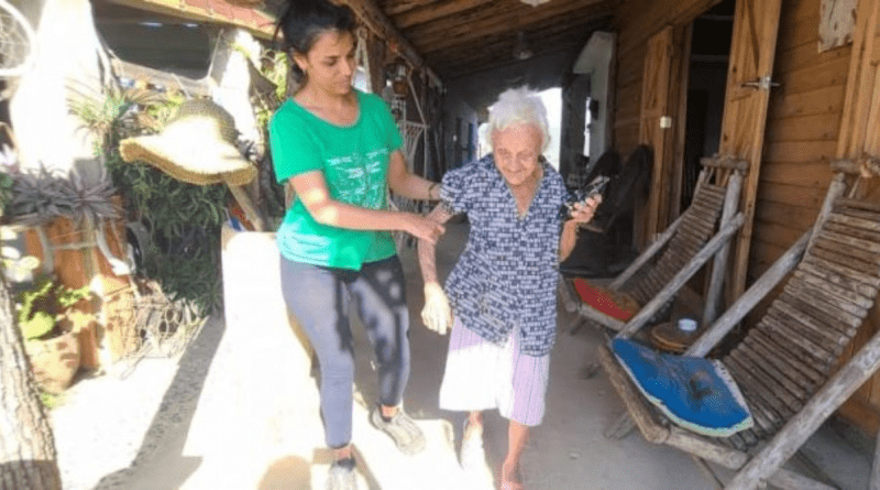 Una anciana cubana de 102 años que disfruta del tabaco y el café