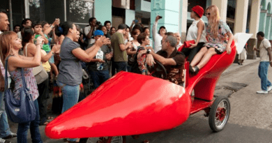 Un bicitaxi en forma de zapato de mujer circula en La Habana