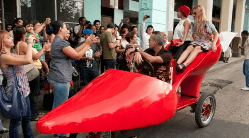 Un bicitaxi en forma de zapato de mujer circula en La Habana