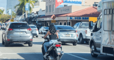 Migrantes cubanos llevan los motorinas a Miami
