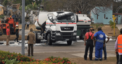 Camión con petróleo de Cupet se vuelca en la rotonda del Obelisco de Marianao