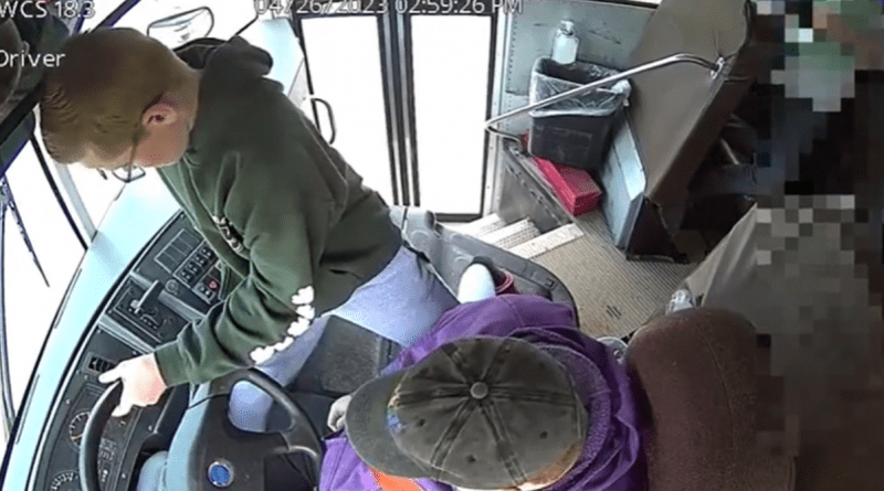 Niño de Detroit toma control de un autobús cuando el conductor se desmaya