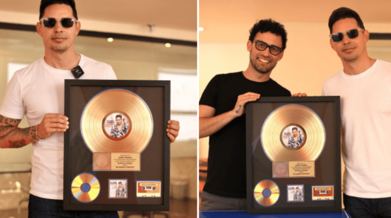 Leonis Torres recibe Disco Oro y Platino en pleno concierto