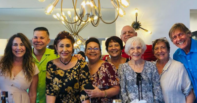 Diana Rosa Suárez celebrando su cumpleaños 81 junto a colegas y amigos.