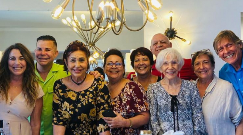 Diana Rosa Suárez celebrando su cumpleaños 81 junto a colegas y amigos.