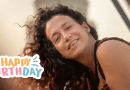Laura de la Uz sonriente celebrando su cumpleaños.