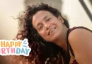 Laura de la Uz sonriente celebrando su cumpleaños.